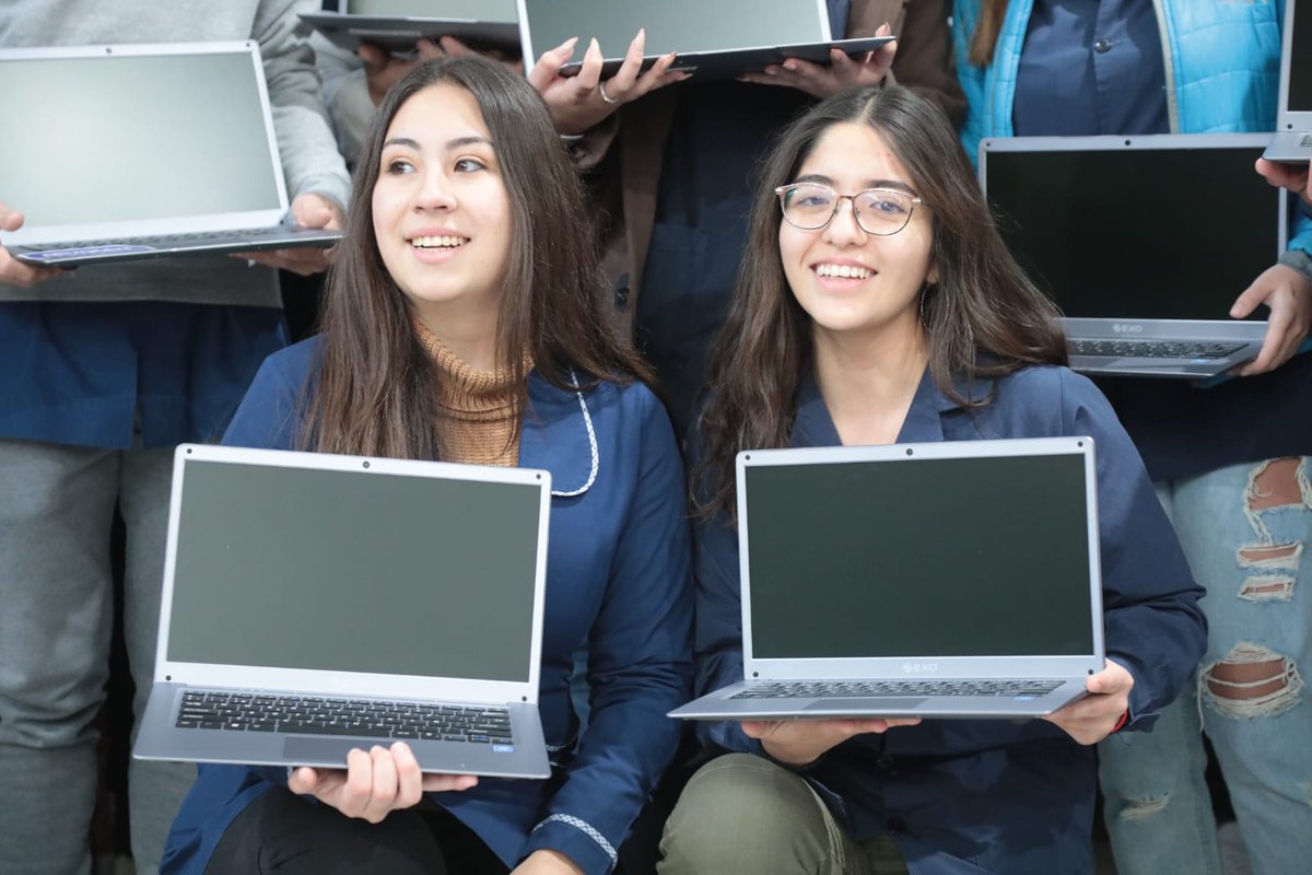 OmarGutierrezOk's tweet photo. Hoy entregamos 2.128 notebooks para estudiantes de nivel medio de Zapala y Mariano Moreno. Seguimos trabajando para reducir la brecha y afianzar el desarrollo de la ciudadanía digital, priorizando el alcance en el tránsito educativo y construyendo justicia social y territorial. https://t.co/5Z2itgibTd