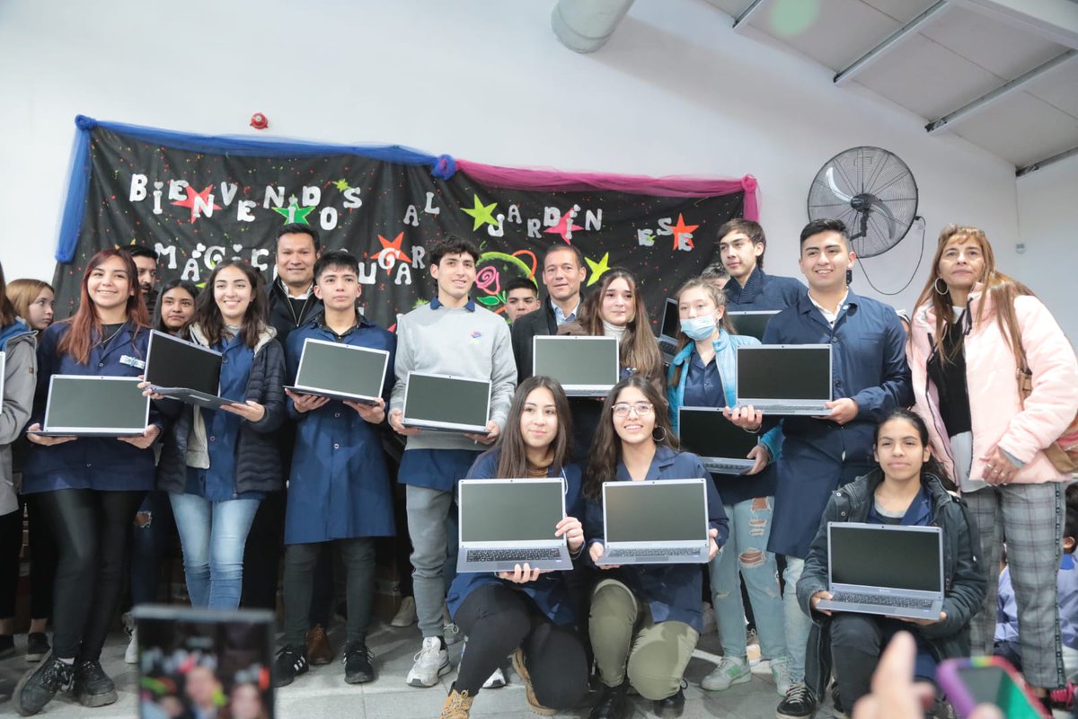 OmarGutierrezOk's tweet photo. Hoy entregamos 2.128 notebooks para estudiantes de nivel medio de Zapala y Mariano Moreno. Seguimos trabajando para reducir la brecha y afianzar el desarrollo de la ciudadanía digital, priorizando el alcance en el tránsito educativo y construyendo justicia social y territorial. https://t.co/5Z2itgibTd