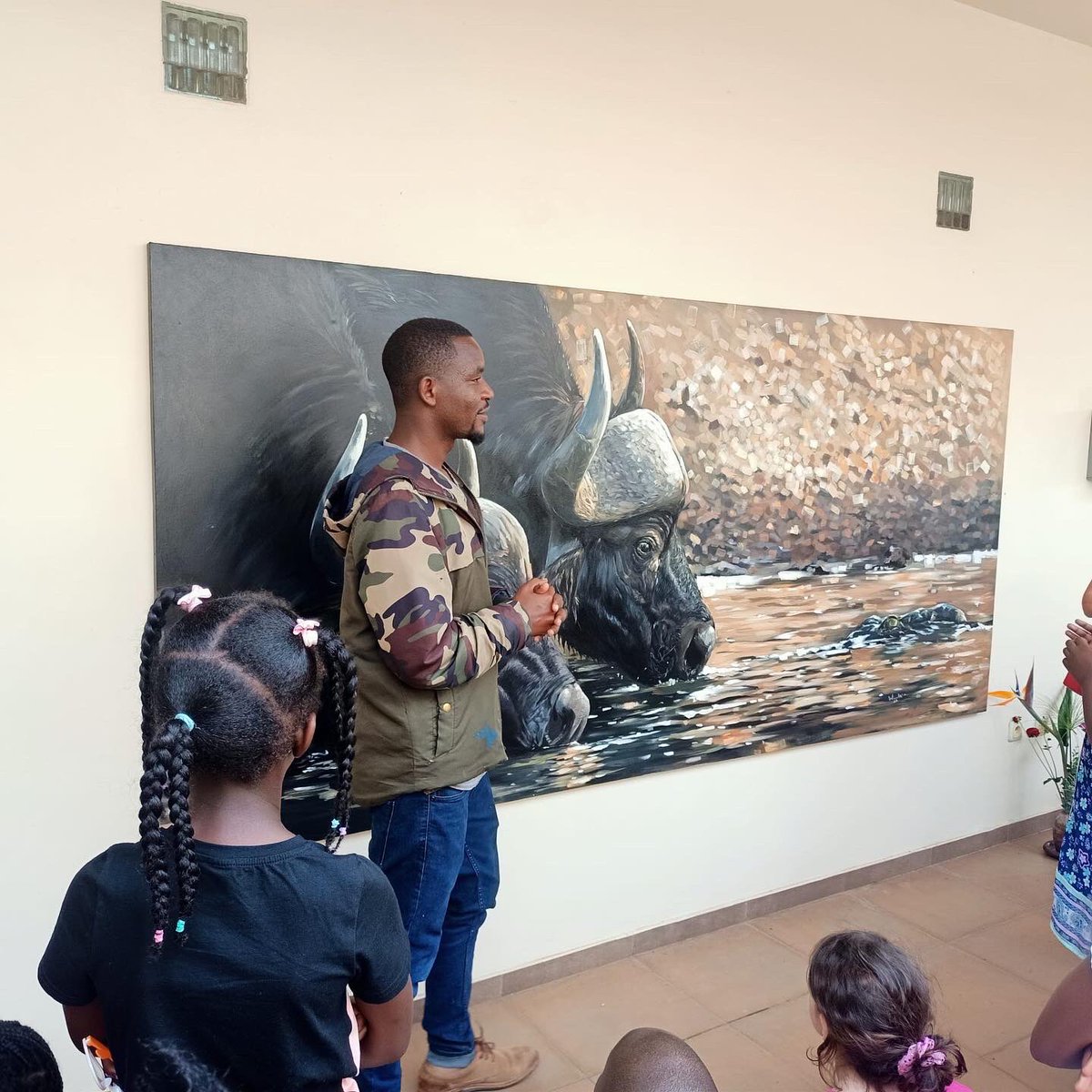 EBKigali's tweet photo. Ce lundi, les élèves de P3 ont eu la chance d’être invité à la résidence de l’ambassade de Belgique pour une exposition de peinture. Les artistes ont pu leur expliquer des techniques artistiques et la signification des peintures. Une belle découverte culturelle ! https://t.co/5bblgGaPyG