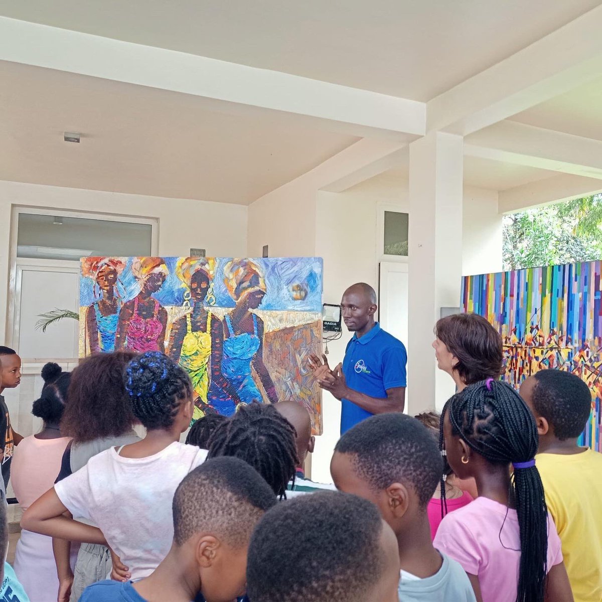 EBKigali's tweet photo. Ce lundi, les élèves de P3 ont eu la chance d’être invité à la résidence de l’ambassade de Belgique pour une exposition de peinture. Les artistes ont pu leur expliquer des techniques artistiques et la signification des peintures. Une belle découverte culturelle ! https://t.co/5bblgGaPyG