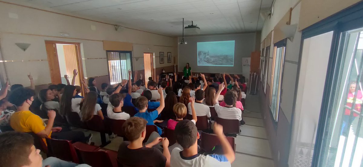 MaristasMalaga's tweet photo. Hoy nos ha visitado @anaperezbryan, periodista del @DiarioSUR. Ha compartido una hora con el alumnado de 2°ESO y del programa de profundización socio-lingüistico hablando sobre el origen y curiosidades del Barrio de la Victoria.

#maristas #masqueaulas https://t.co/AzOfipTDJ7