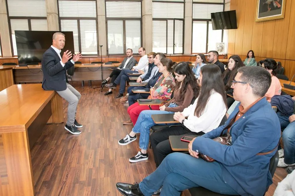delederechoull's tweet photo. 👉🏻 Hoy hemos recibido en nuestra Facultad de Derecho a @Ander_Gil, Presidente del @senadoesp 

❗Participamos en un encuentro en el que debatimos sobre las funciones de la Cámara Alta, las características de la insularidad en esta Cámara y otros temas de actualidad 🇮🇨 https://t.co/Pb2Qcy6rmU