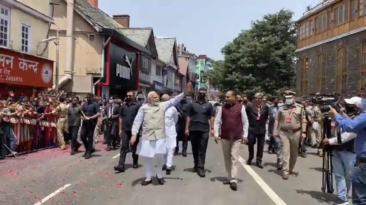 DrSunilOjha2's tweet photo. Flash back 1998 @narendramodi ji in Himachal & Now after 24 years #NamoInShimla is back #ModiInShimla
#8YearsOfGaribKalyan https://t.co/UY3eY9WTUl