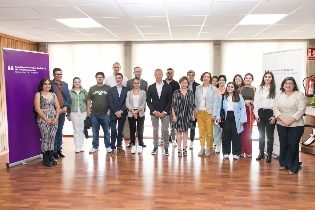 delederechoull's tweet photo. 👉🏻 Hoy hemos recibido en nuestra Facultad de Derecho a @Ander_Gil, Presidente del @senadoesp 

❗Participamos en un encuentro en el que debatimos sobre las funciones de la Cámara Alta, las características de la insularidad en esta Cámara y otros temas de actualidad 🇮🇨 https://t.co/Pb2Qcy6rmU