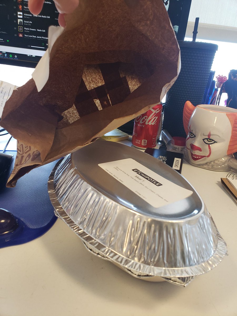 ChickOfHorror's tweet photo. Ugh they forgot my chips!  😩😩
@ChipotleTweets https://t.co/0TkGE7EwLL