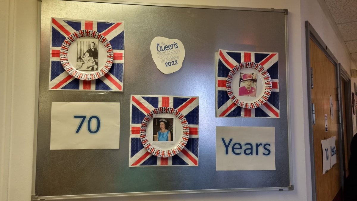 HannahWindsor's tweet photo. Winstanley ward are ready for the Platinum Jubilee Celebrations #PlatinumJubilee #TeamWinstanley #Teammedicine #wwl @Kim_Whiteside @r_mccarren @dawndarby1974 https://t.co/E23TCL4Ib9