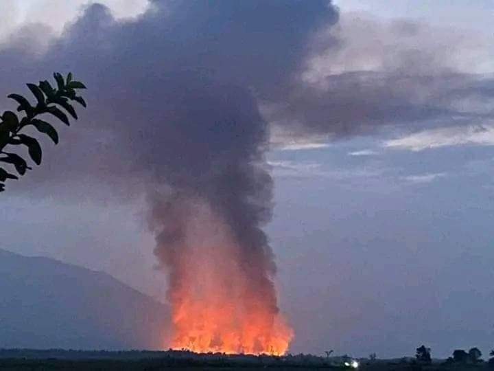 ChinHumanRights's tweet photo. BREAKING: A dozen LIBs in Magway  ordered to engage in #ClearanceOperations to make way for more than 120 truckloads of military convoy traveling to Chin State to reinforce troops, weapons and ammunition. Mass arson &amp; destruction homes reported in multiple townships in NW regions https://t.co/qTenFobfPh