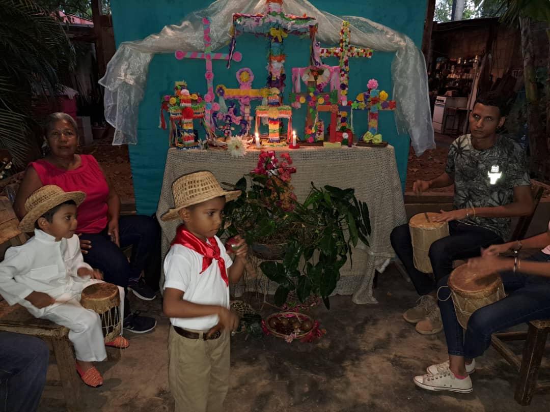 misioncultur's tweet photo. #EnFotos 📸 Despedida de Cruz de Mayo en el Ateneo de San José de Guaribe, bajo la dirección de la cultora Soraya González #CulturaGuárico #Tradición @VillegasPoljak @kvmillan @VeMisionCultura @minculturave @moraomar15 @NicolasMaduro @redesipc https://t.co/Vh2bWycABX