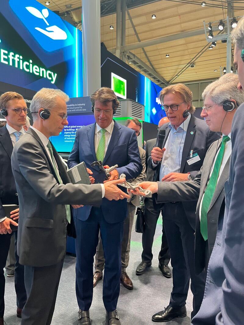 PeltzAchim's tweet photo. I was very pleased to welcome the @SchaefflerGroup board members live at our @Siemens booth at #HM22! We had an exciting exchange, focusing on the opportunities to jointly drive #sustainability. Very much in line with our motto for this year's #HM22! ➡️https://t.co/1CD5hjbSor⬅️ https://t.co/6veIWQMPTH
