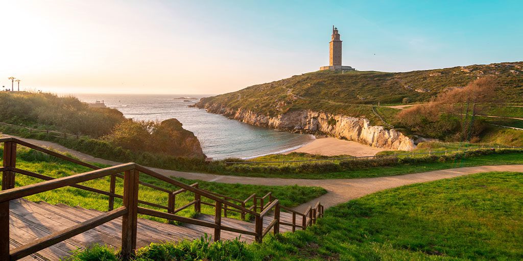 EspanaEnLatam's tweet photo. The strategic location of the Tower of Hercules is strikingly beautiful! Right between the cove of Orzán and the Gulf of Ártabro, how would you rate this picture? 😍

👉 https://t.co/jpzdN6NTDB

#YouDeserveSpain #VisitSpain #Unesco #SpainCulturalHeritage #ACoruña @TurGalicia https://t.co/20qWvyhHo9
