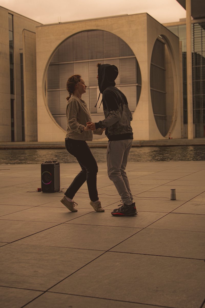 KMaxArt's tweet photo. #berlinstreetphotography
#streetphotographercommunity #urbanstreetphotogallery #berlinphotography #berlinstreetphotographers #Deutschland #Germany #Strassenfotografie #Fotografie #dancing #Tanzen #Spreeriver #MarieElisabethLuedersHaus https://t.co/46Jbi6yckO