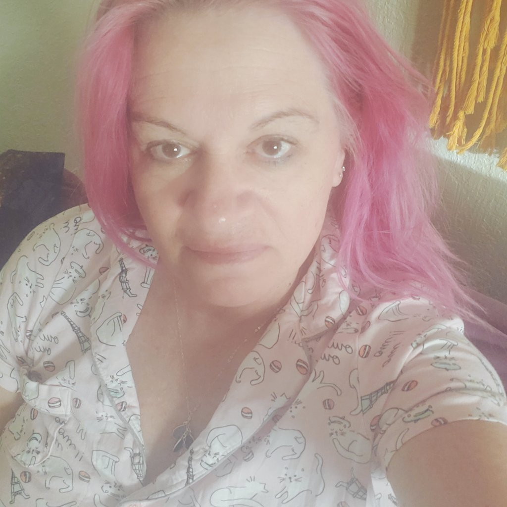 sunny_joni's tweet photo. I can't post a pic with makeup and perfect hair because if I disappear who will you know to look for?!? 5 tattoos, crazy hair, smells like peanut butter and perfume, pink converse, and requires snacks and music. #isthisafebreezecommercial #haveyouseenme #needasnack https://t.co/apyObqfcOs