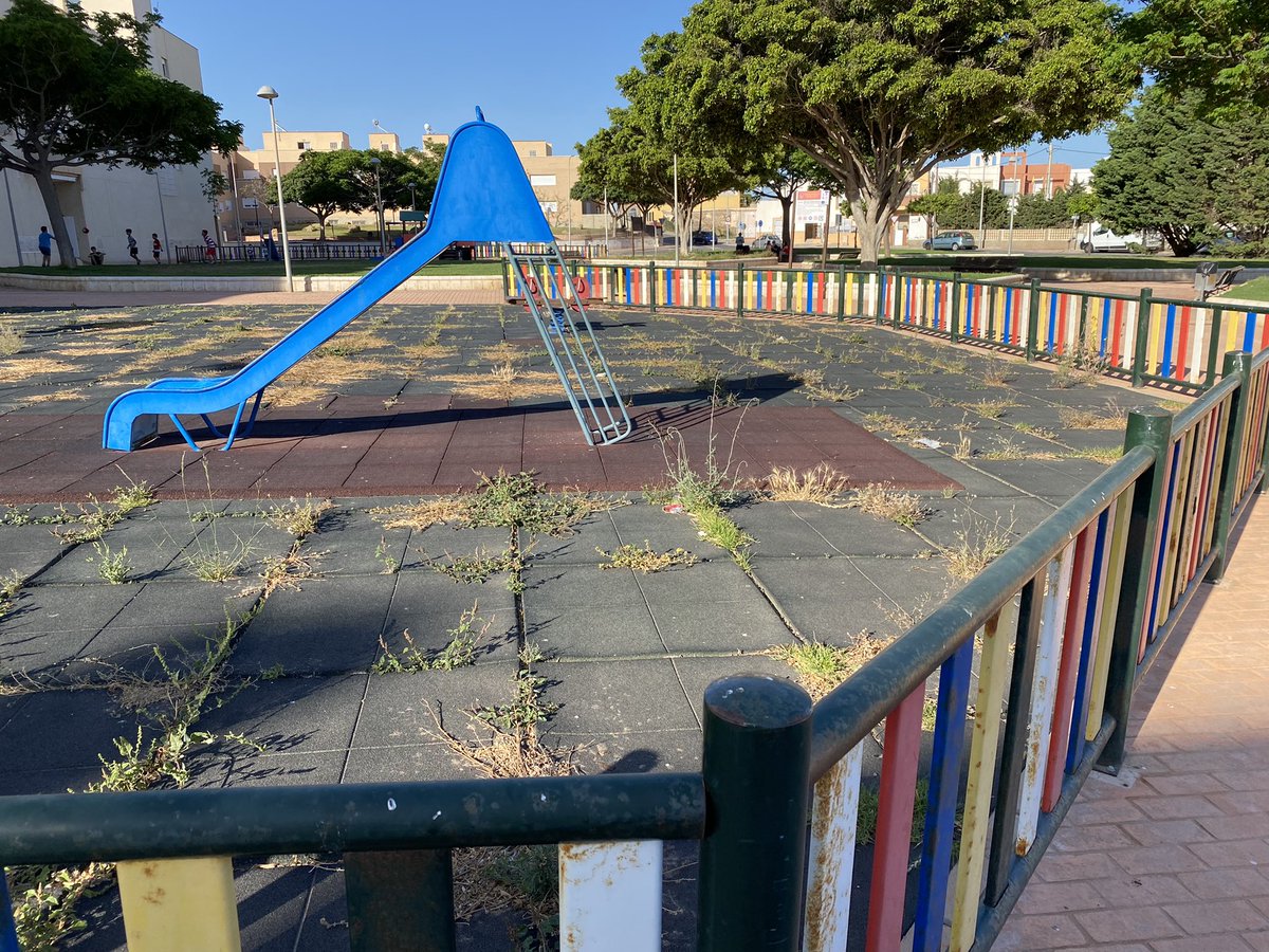 Gijumar's tweet photo. @aytoalm uno de los parques de La Cañada. Así es imposible que jueguen😤 https://t.co/uK3nHnWuIG