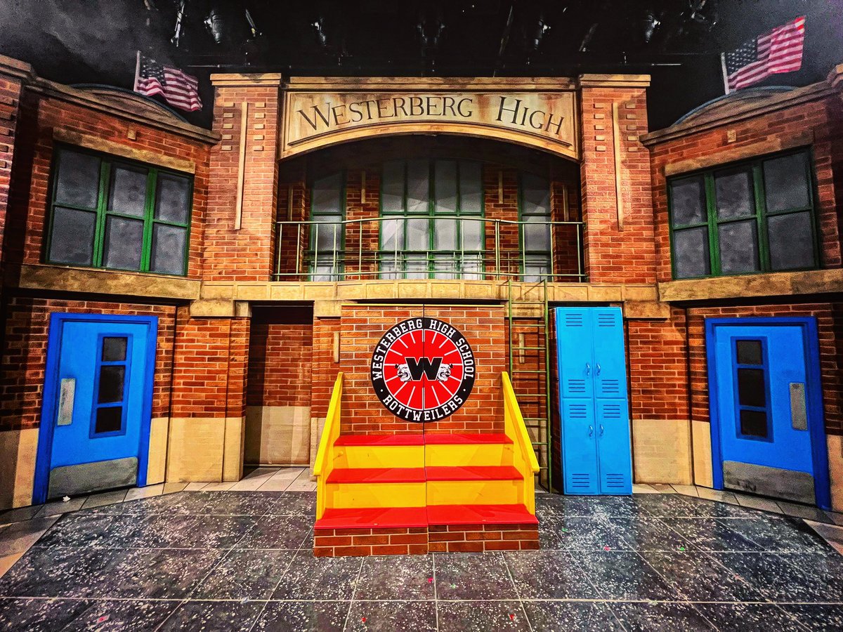 Kierbro's tweet photo. An unexpected little treat to be back at #WesterbergHigh today & possibly tomorrow! Huge thanks to amazing cast for making me feel so welcome, especially the Angel that is @HannahLowther97 - DC of dreams! And of course to @PaulTaylorMills for having me! Once a #Heather… 💙💛❤️💚 https://t.co/ABAEkQ6cA2