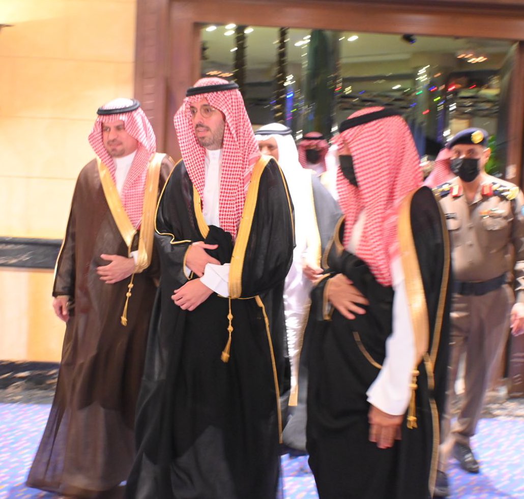 MOE_JDH's tweet photo. قبل قليل ..
سمو محافظ جده، يصل لمقر حفل تخريج الدفعة الثامنة من طلاب المدرسة الفيصلية بقاعة القصر ( فندق هليتون جدة ) .
ومدير عام #تعليم_جده وقيادات الإدارة في مقدمة مستقبليه، ويقوم بجولة في المعرض المصاحب للحفل، الذي يضم العديد من الأعمال التي تتحدث عن إنجازات المدرسة وطلابها. https://t.co/x9zaewAgF9