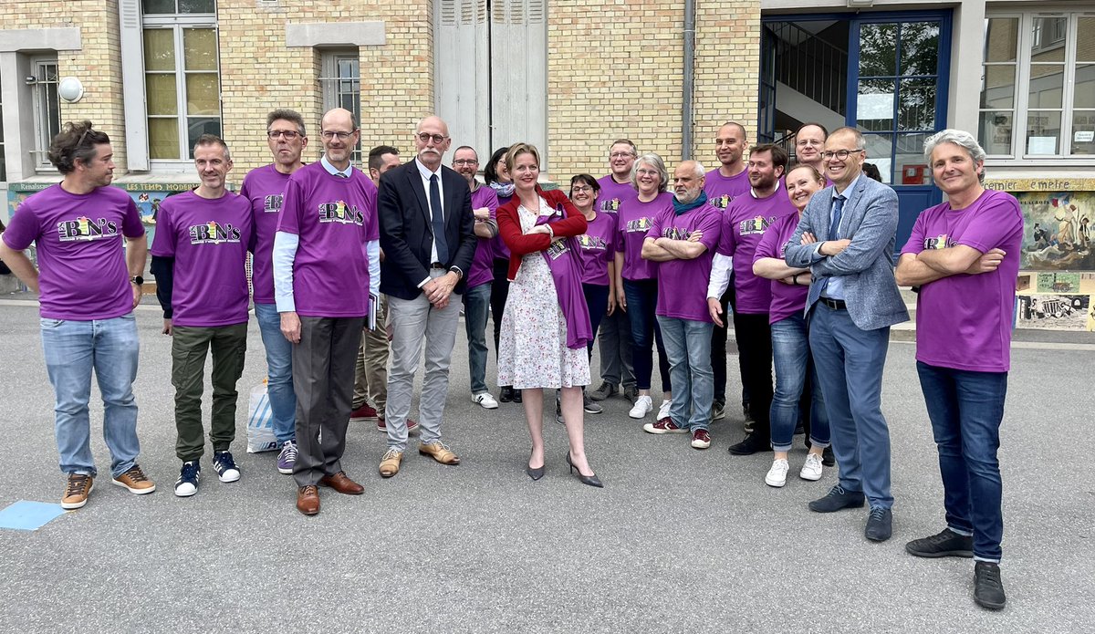 CharlineAvenel's tweet photo. #formation #numérique : qu’est ce que c’est que ce B.I.N’s? Des brigades d’intervention numérique animent des ateliers avec élèves pendant que les enseignants sont formés. Une révolution en formation que notre Ecole de la formation continue va déployer plus largement.👏@LucPham6 https://t.co/uA3FTN6Pm9
