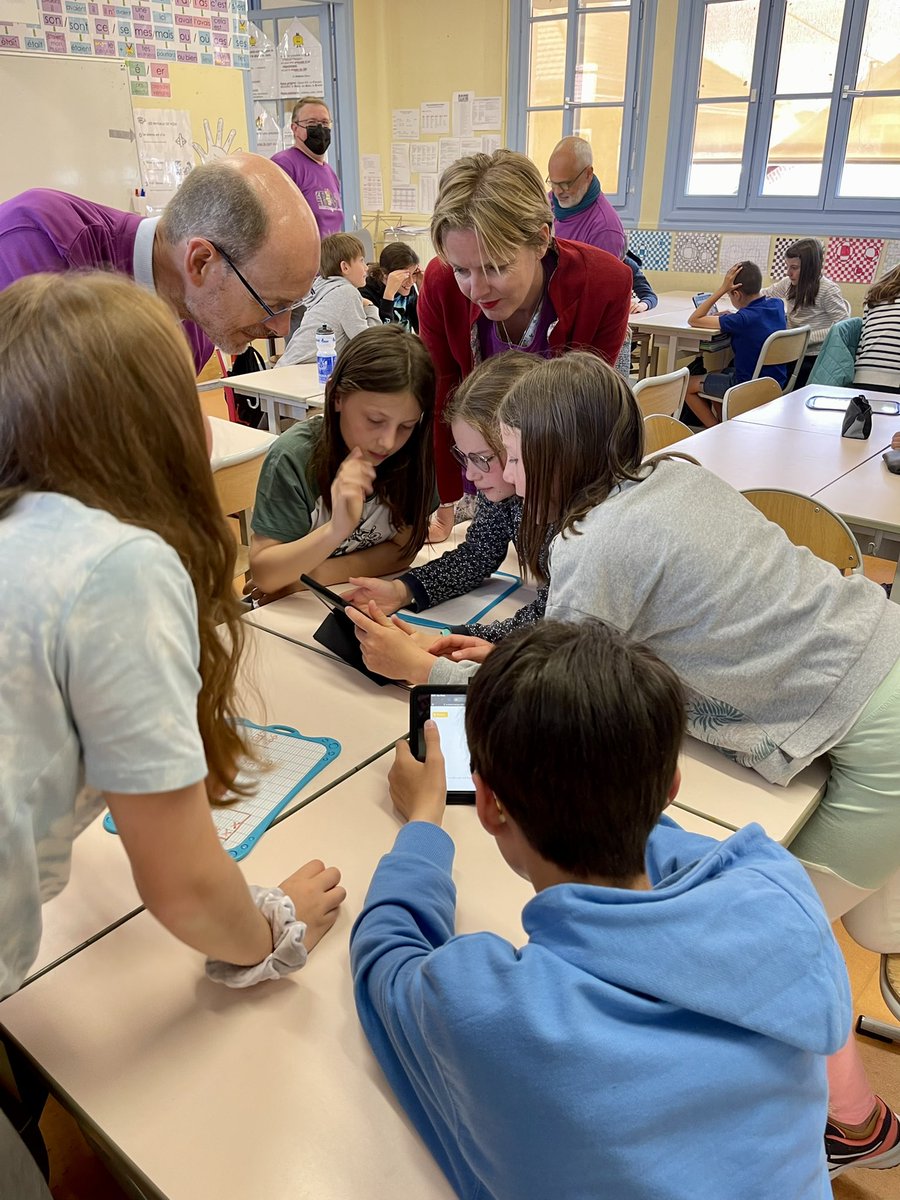 CharlineAvenel's tweet photo. #formation #numérique : qu’est ce que c’est que ce B.I.N’s? Des brigades d’intervention numérique animent des ateliers avec élèves pendant que les enseignants sont formés. Une révolution en formation que notre Ecole de la formation continue va déployer plus largement.👏@LucPham6 https://t.co/uA3FTN6Pm9