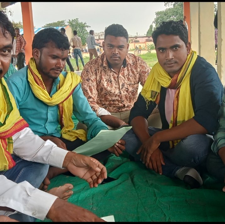 चाहे अंधेरा कितना भी घना हो, मगर रात तक ही  रहता है, हम झेल लेंगे इम्तिहान जुल्म की, मगर याद रखना,
सत्ता का हाथ, सत्ता के  साथ  तक  ही रहता है
जोहार। 
@ramdev_kakodiya_krantikari