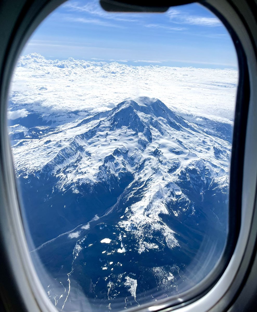 mickeylicious's tweet photo. @AlaskaAir flying us next to this little fella! #MtRainier #PNW 😍😍😍 https://t.co/JB5xG3R9RU