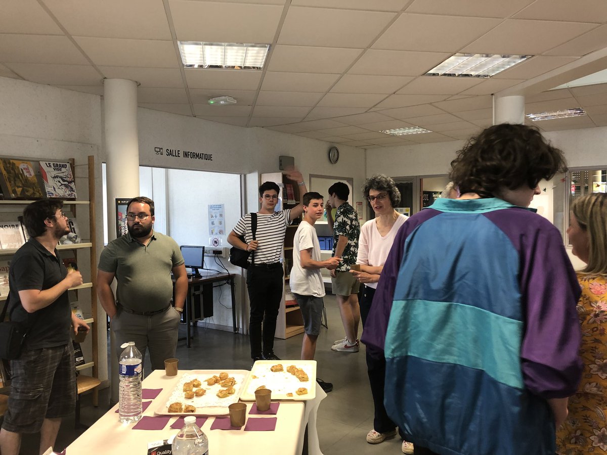 LyceePEM's tweet photo. Merci 🤩 à tous pour le verre de l'amitié au CDI afin de clore la semaine des arts et de la culture qui s'est déroulée entre le 04 et le 08 avril 2022. https://t.co/AYBqzmU44E