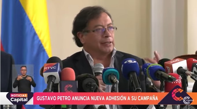 CanalCapital's tweet photo. 🔴 #ENVIVO | #NoticiasCapital

El candidato presidencial, @petrogustavo, anunció que @LuisGMurillo, exfórmula vicepresidencial de Sergio Fajardo, adhiere a su campaña. 

Sigue la transmisión 🔽
https://t.co/mQVrSKHFEY https://t.co/kXldrdx0Yw