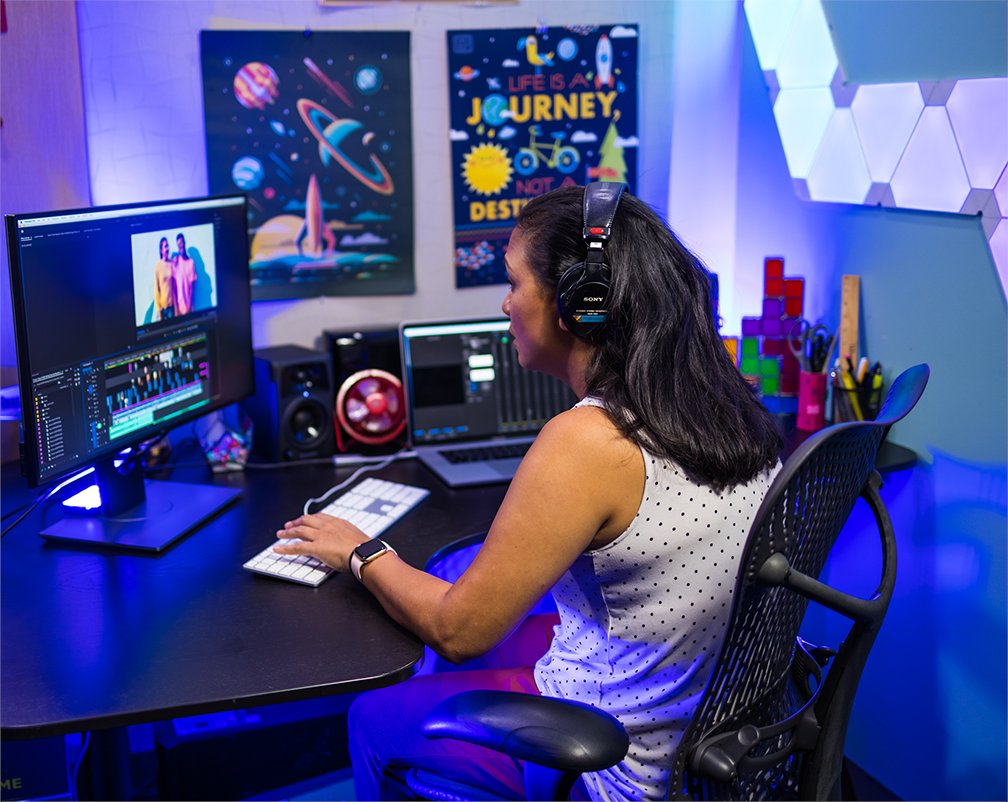 FullSail's tweet photo. Whether you're on campus or online, a new journey begins today!
#StartDate
😁👍✈️🧡 https://t.co/zuoj0gAiFn