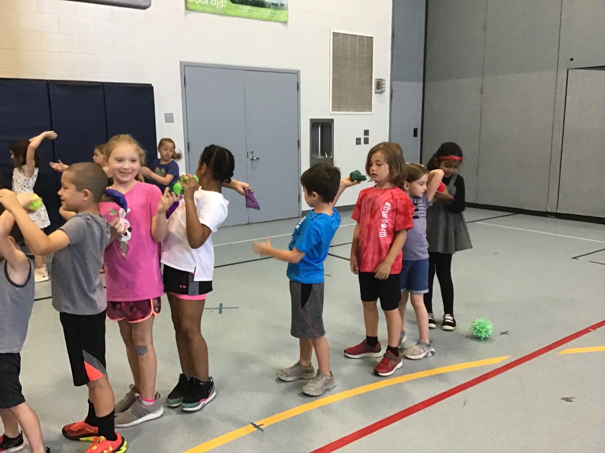 MrsBealer_Class's tweet photo. We had a fun SEL day thanks Mrs. Grashof and Mrs. Bean ⁦@ojrsdnc⁩ #truenorth #mrsbealersclass https://t.co/DJU5gjkmUG