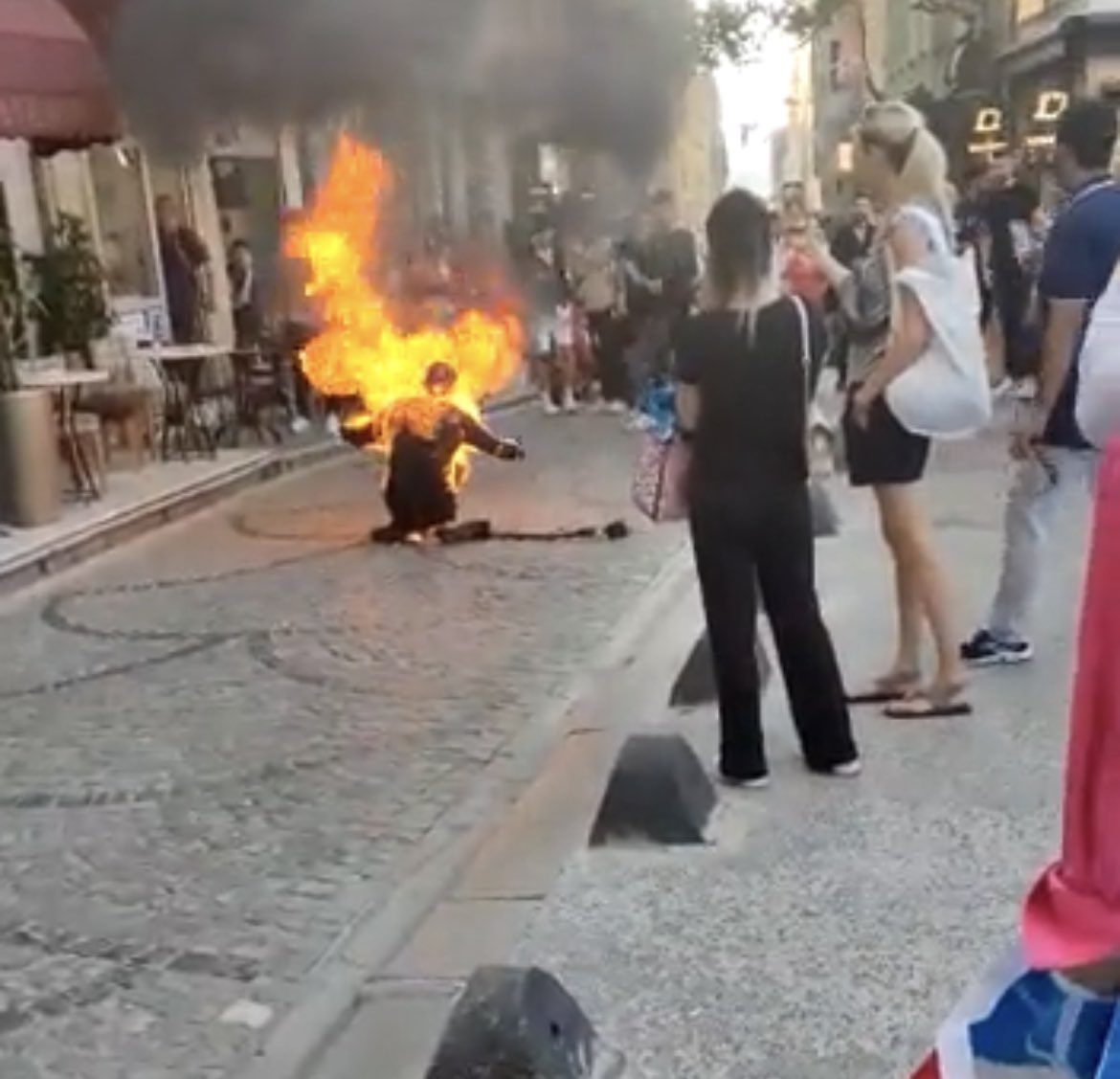 darkwebhaber's tweet photo. Galata Kulesi‘nin önünde bir kişi kendisini yaktı. https://t.co/AubxZRLkWx