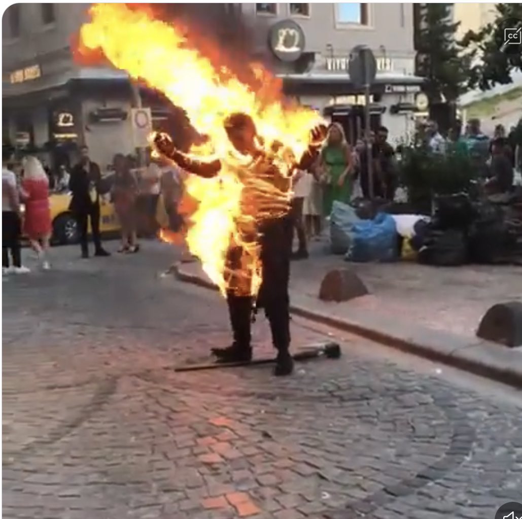 darkwebhaber's tweet photo. Galata Kulesi‘nin önünde bir kişi kendisini yaktı. https://t.co/AubxZRLkWx