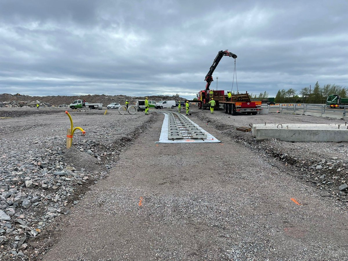 🚉 Kruunusillat-raitiotien työmaalla asennettiin ensimmäiset kiskot. Näin se homma etenee, kun yhdessä tehdään 💎 #tomorrowinthemaking
