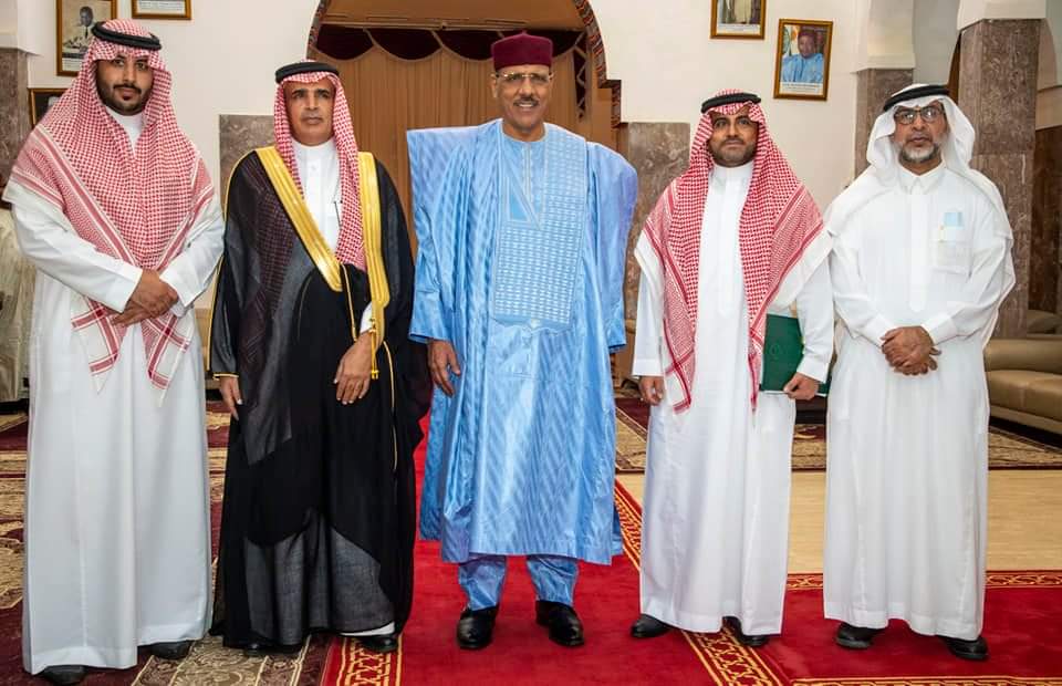 Nigerenarabe's tweet photo. استقبل رئيس الجمهورية السيد محمد بازوم، بعد ظهر اليوم، الثلاثاء، وفدا من الصندوق السعودي للتنمية يقوده السيد عبد الرحمن بن شجاع الحربي، وتمحورت المحادثات خلال اللقاء حول المشاريع التنموية التي يموّلها الصندوق في النيجر، ومتابعة سير أعمال تنفيذها. 
#النيجر 🇳🇪 #السعودية 🇸🇦 https://t.co/Od09ptFWWT