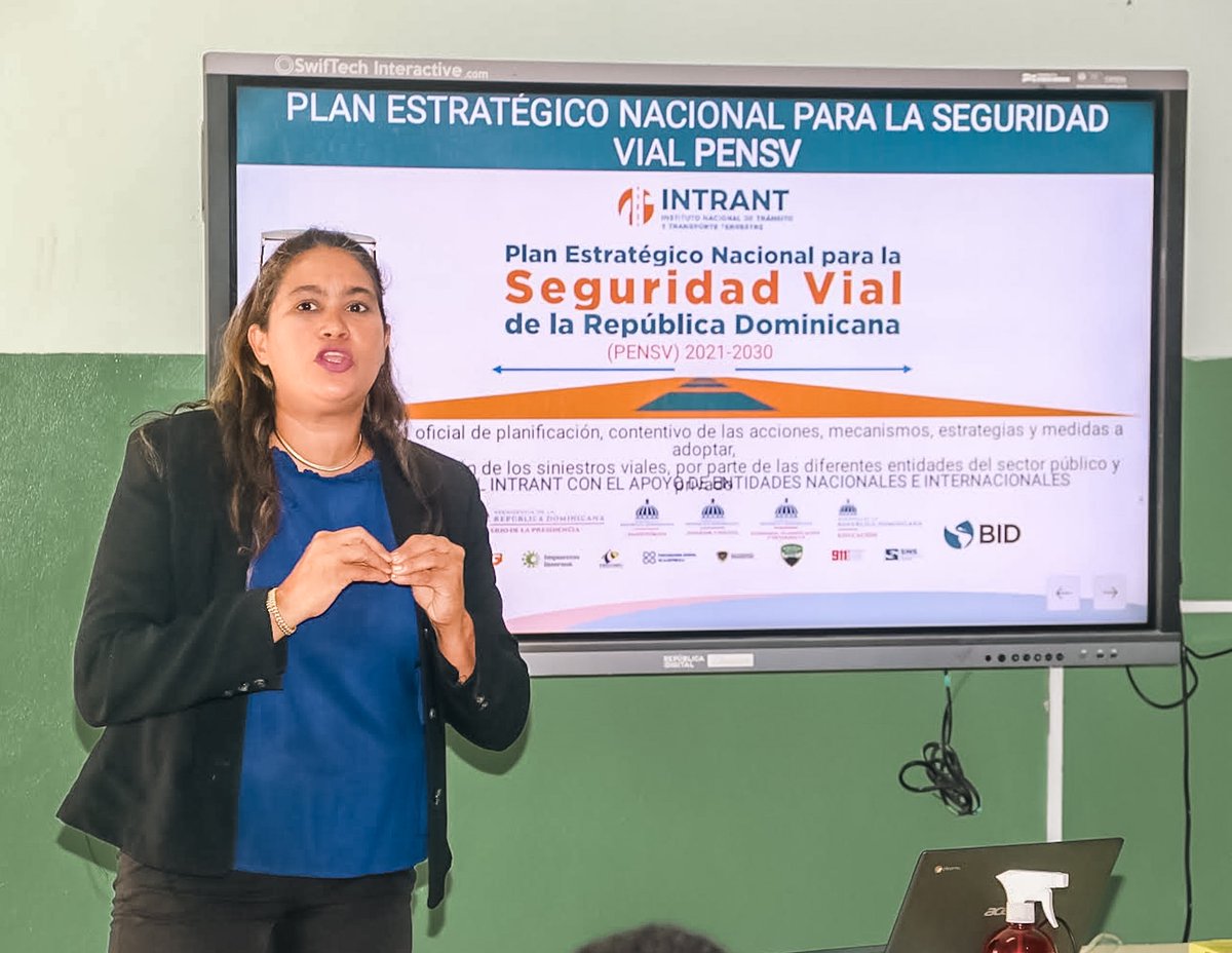 INTRANT_RD's tweet photo. 🙌🏼🇩🇴¡Forjamos una nueva generación de conductores responsables!
📚A través de #ENEVIAL, impartimos charlas sobre #SeguridadVialRD a estudiantes de Moverte, Instituto Politécnico Padre Bartolomé Vegh y Moverte y a asimilados de la XXXI promoción del Servicio Militar Voluntario. https://t.co/w8L2NhduR7