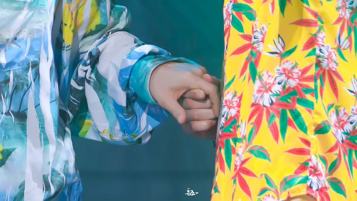 Whenever you hold my hand I feel safe and secure 💕

© 暂且叫olayo
#eunhyuk #donghae #동해 #은혁 #eunhae #은해