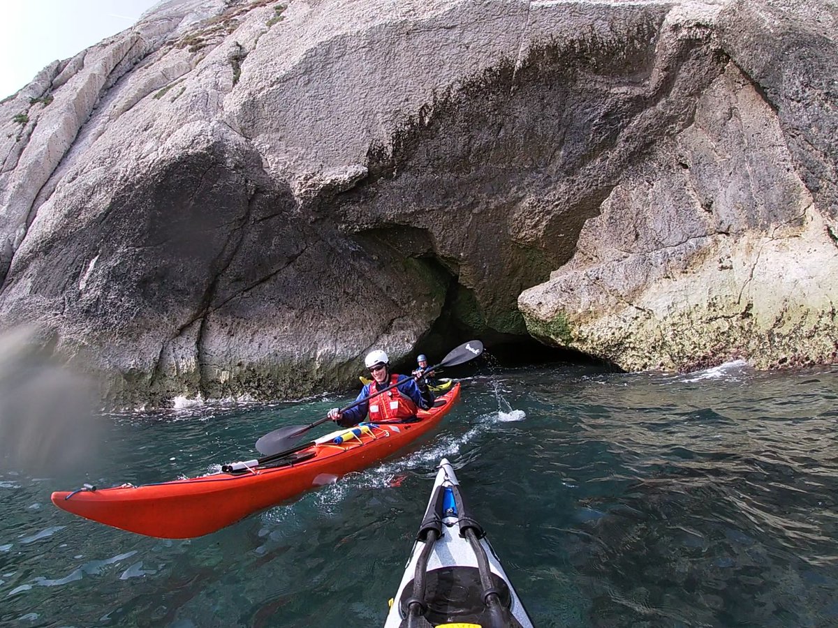 NAVYfit's tweet photo. Exercise #SolentSplash 2022 sees over 30 @RoyalNavy people sea kayaking #adventuroustraining around the Isle of Wight earlier this month, the paddlers had to deal with some strong winds and rough seas but still managed to explore the caves and do some surfing.
#NAVYfit #RNATT https://t.co/RBEfilXBa6