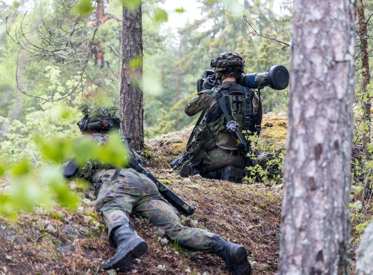 KaartinJR's tweet photo. Maavoimien komentaja, kenraaliluutnantti Pasi Välimäki @FIARCOM tarkasti tänään #sapeli22 harjoituksen.

Kaupunkijääkärit hyökkäsivät Upinniemessä tavoitteenaan vastustajan maihinnousun lyöminen. 

#kaartjr #maavoimat https://t.co/eFOpBhmRVP
