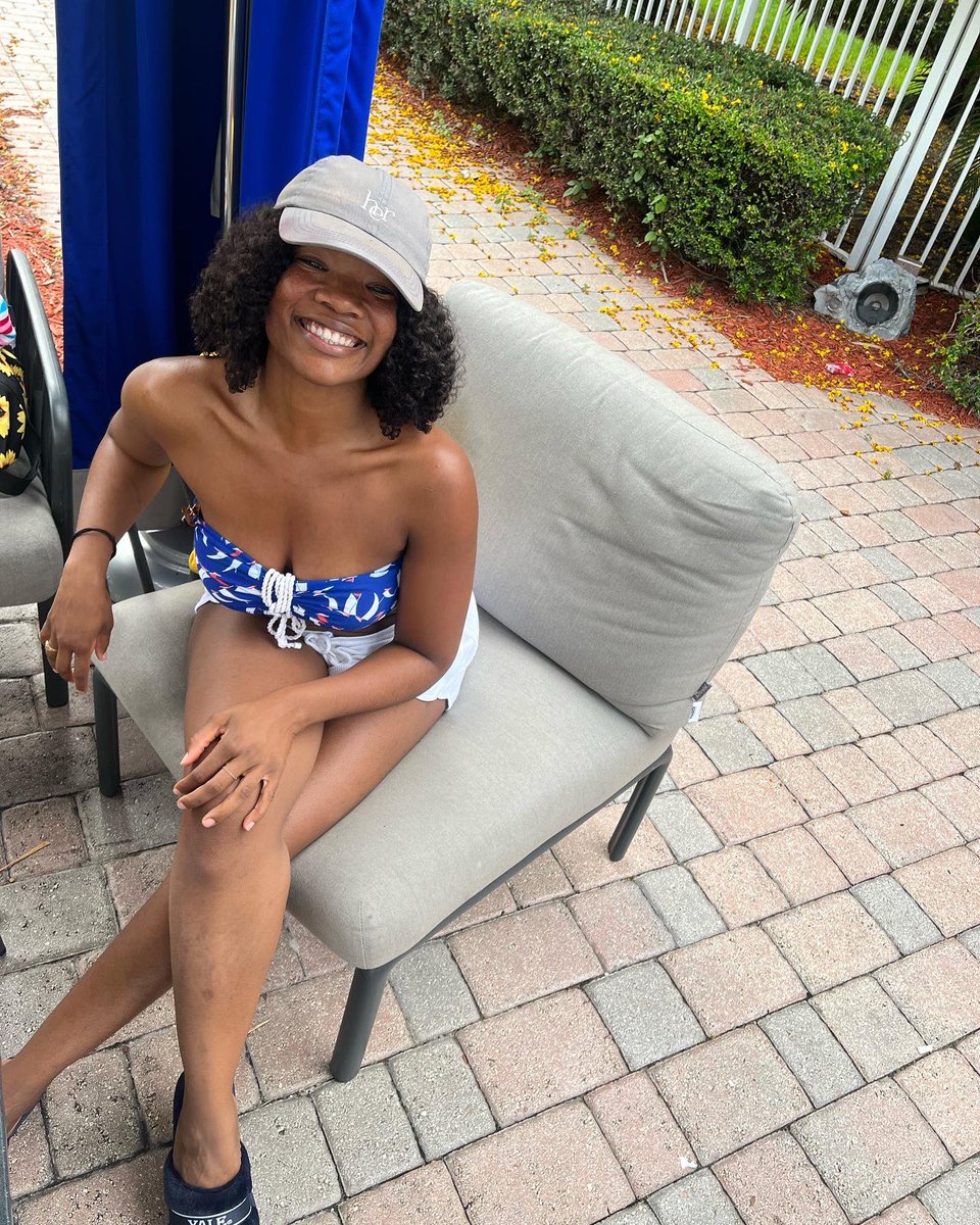 milansmuse's tweet photo. Memorial Weekend 💙 

Not me asking for the phone cause I’m getting camera shy. 🫣😅

those extra reps at 
@lafitness are paying off. Summer body here we are!!! 🙃

#bikinibody #lafitness #fitgirl #curlyhair #curls #memorial #poolside #summer #primark #ralphlauren https://t.co/SfXezlKnaG