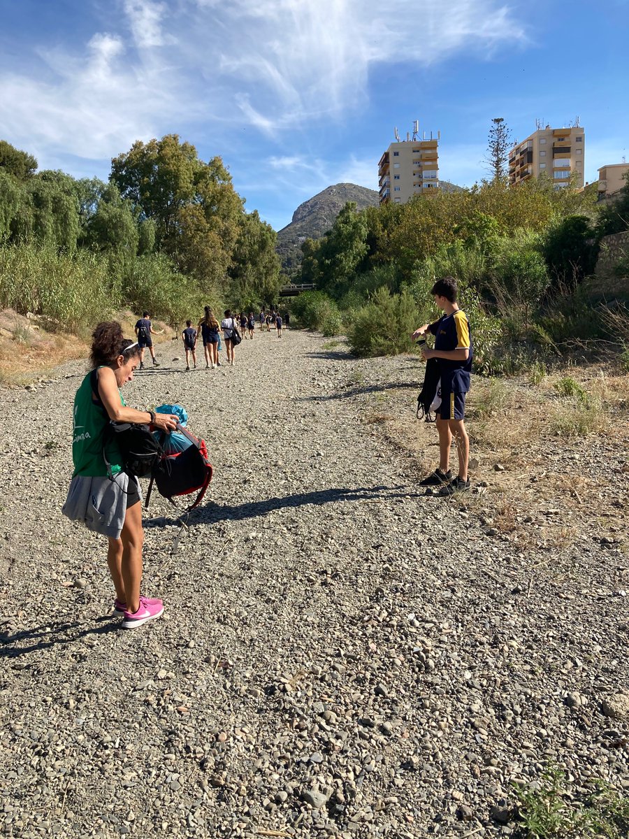 AndaLimpia's tweet photo. Muchísimas gracias a los alumnos de 2° de la ESO y a los profesores de @ErasmusXiii por su implicación en la recogida de residuos de la playa y el Arroyo Jaboneros. ¡Hasta sacaron dos patinetes eléctricos abandonados en el arroyo! 😱 Sois geniales 🤗🌍
#CreandoUnFuturoMejor https://t.co/pGGvS5HHps