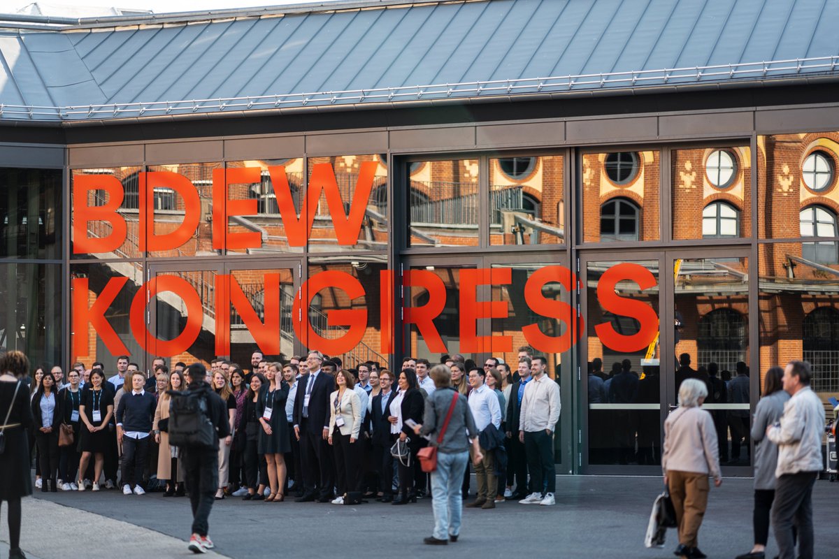 Der Kongress des <a href="/bdew_ev/">BDEW</a> beginnt in Berlin! Wir sind mittendrin und berichten live vor Ort über Diskussionen von Vertreter*innen aus der Energie- und Wasserwirtschaft. 🍊 Foto: @yaghi_ph