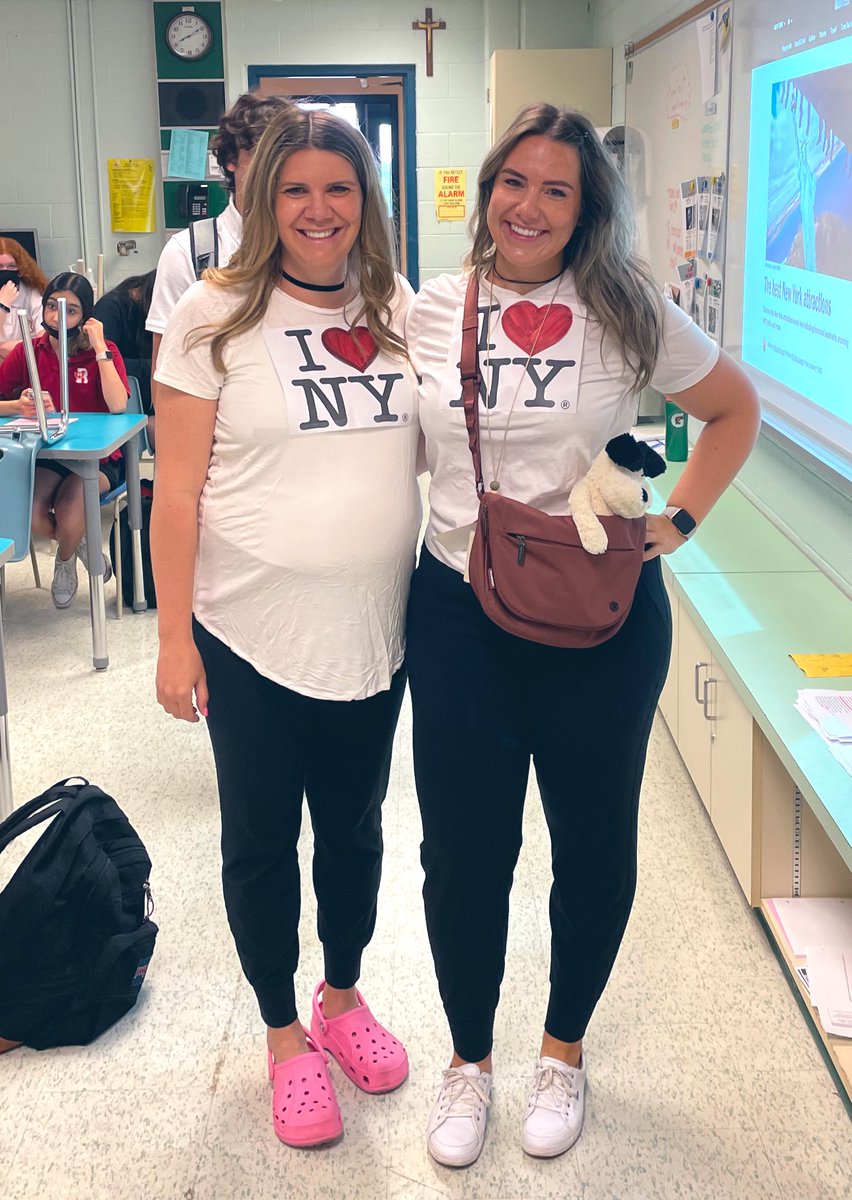 MsGodkin's tweet photo. The Olson twins reporting to @ResCSS #ILP today #rezweek #dressasacelebrityday #newyorkminute https://t.co/2l0GThPSId