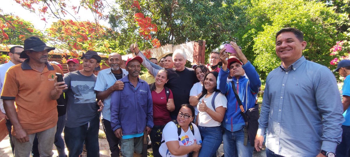 INTi_Venezuela's tweet photo. La vocería de la Comuna Indio Rangel agradeció al presidente @NicolasMaduro y al ministro @wcastroPSUV por la atención inmediata a sus requerimientos y el apoyo al trabajo productivo que desarrollan las organizaciones campesinas organizadas en estos privilegiados predios. https://t.co/PZrKheAYov
