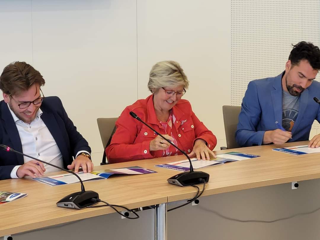 D66Heemskerk's tweet photo. Vanmiddag hebben de fracties van @HPartij, @GroenLHeemskerk en D66 het coalitieakkoord ondertekend. Een ambitieus akkoord waar we met volle energie uitvoering aan gaan geven! 

#heemskerk https://t.co/6sUNWvnWjT