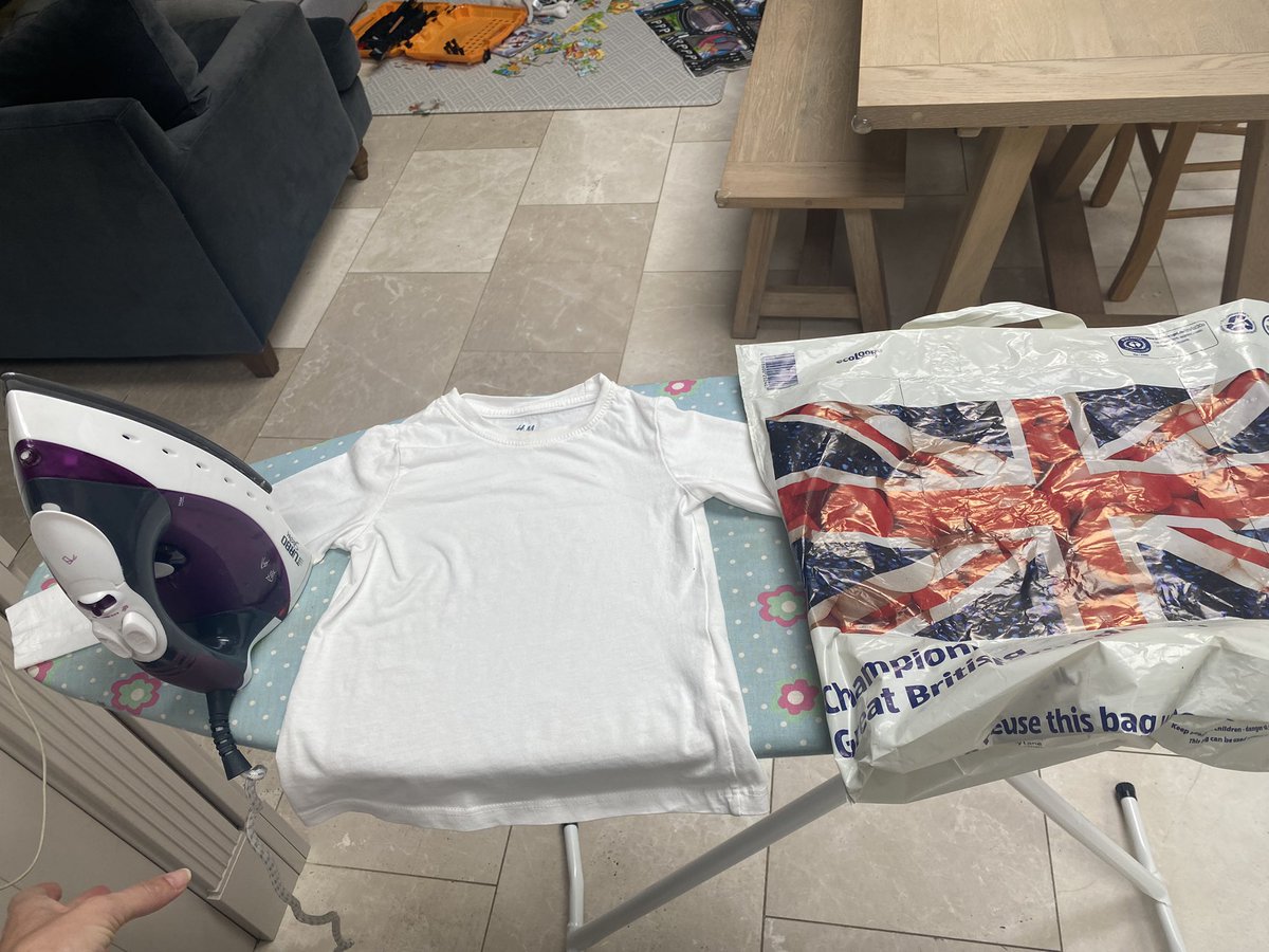 SarahBruceUK's tweet photo. When you forget it’s your Toddlers nursery Jubilee party tomorrow and turn to an @AldiUK plastic bag hack! #PlatinumJubilee #mumhack #aldi 🤩 https://t.co/lDNxhg5A8a