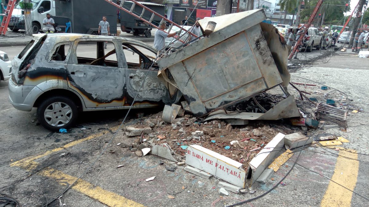 JoaoWilhelm's tweet photo. Olá, me chamo João, meu pai é chaveiro e trabalha no largo do bicão há mais de 30 anos. Infelizmente na madrugada do dia 30/05 um carro bateu na barraca de chaveiro na qual ele trabalha e destruiu ela toda, a barraca pegou fogo e ele perdeu tudo. Maquinário, ferramentas, mais de+ https://t.co/Nbmivn7IqO