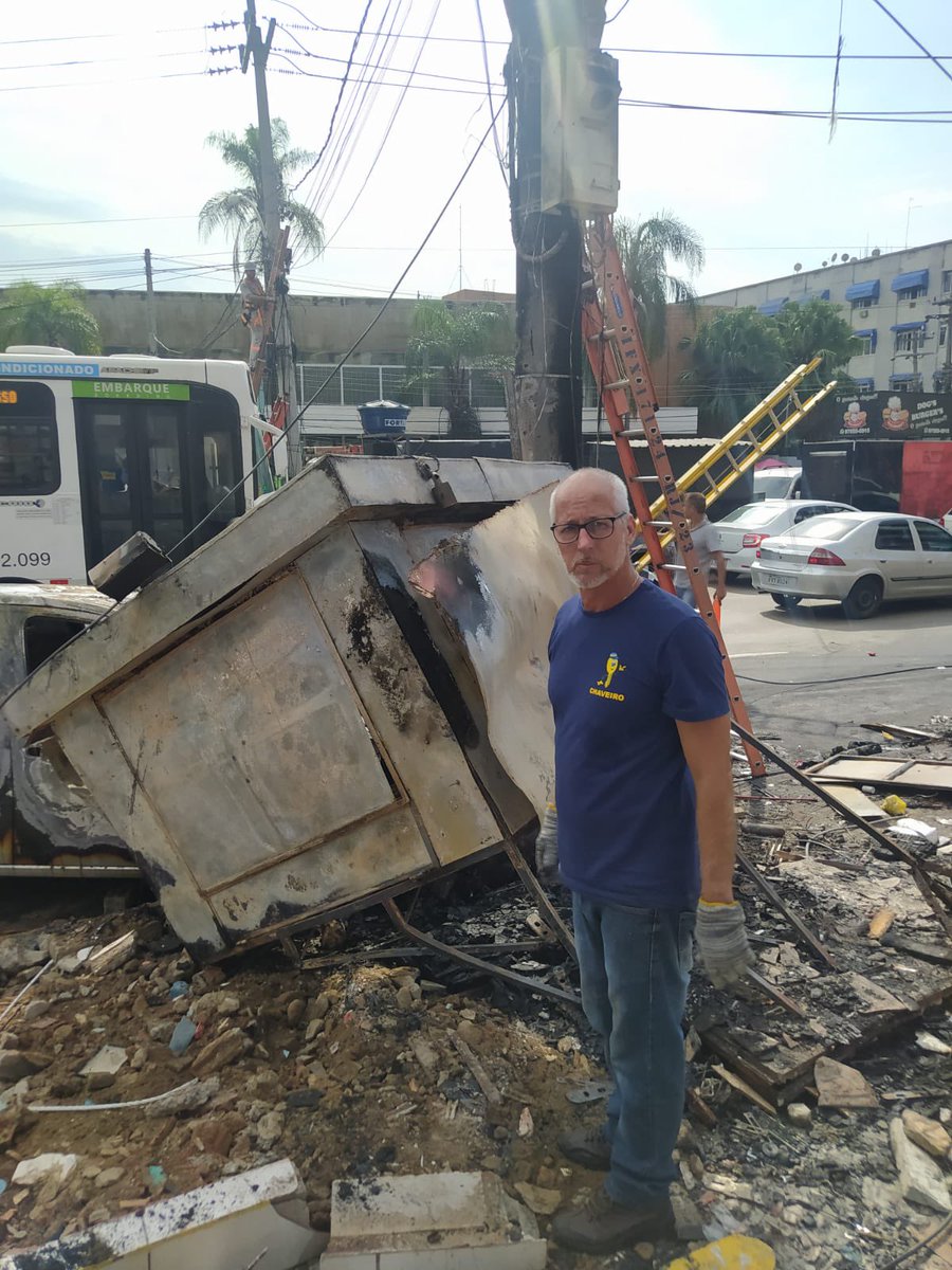 JoaoWilhelm's tweet photo. Olá, me chamo João, meu pai é chaveiro e trabalha no largo do bicão há mais de 30 anos. Infelizmente na madrugada do dia 30/05 um carro bateu na barraca de chaveiro na qual ele trabalha e destruiu ela toda, a barraca pegou fogo e ele perdeu tudo. Maquinário, ferramentas, mais de+ https://t.co/Nbmivn7IqO