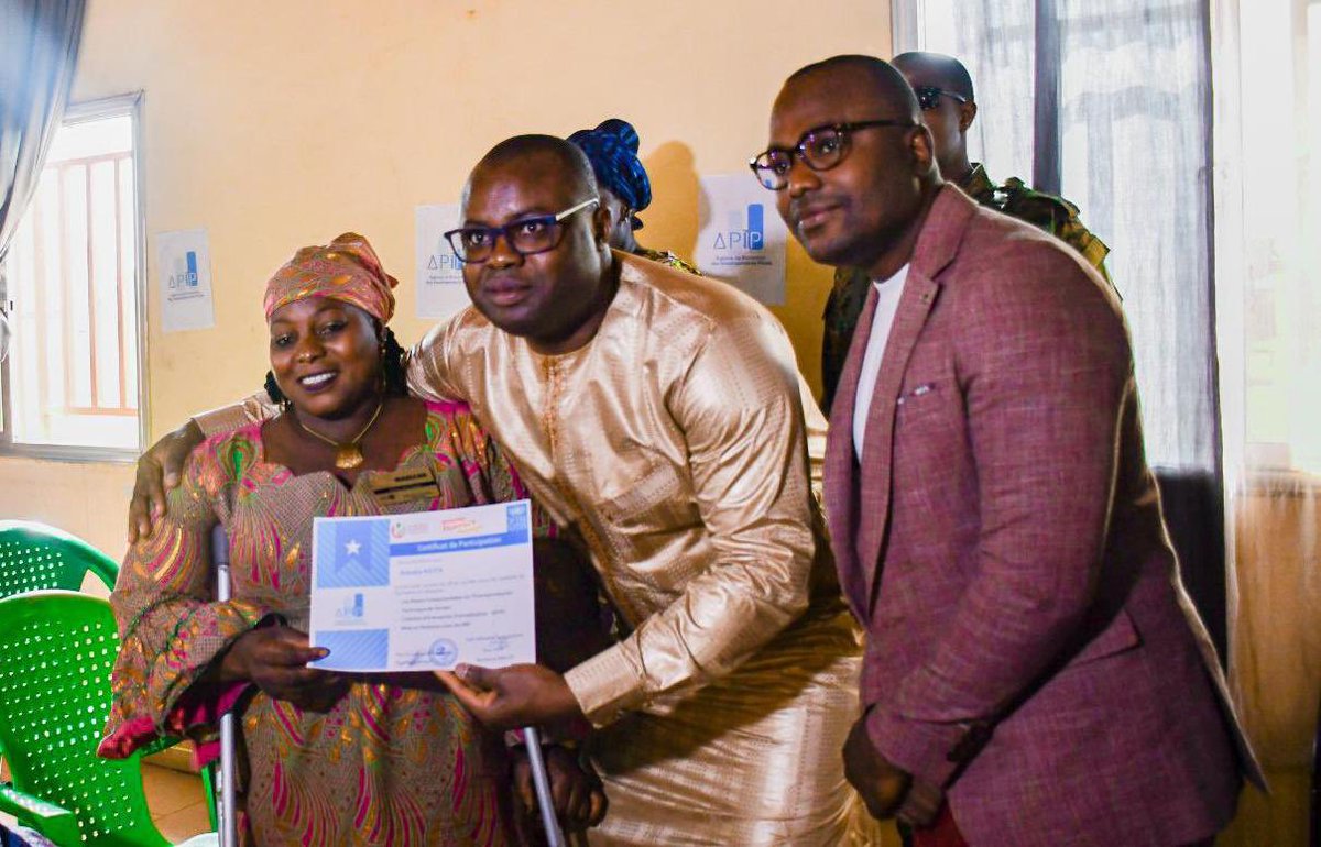 Invest_in_Gn's tweet photo. Nous avons eu l'honneur de recevoir @BernardGoumouDr, Ministre du Commerce, de l'Industrie et des PME dans le cadre d'un atelier de sensibilisation à la formalisation des lauréates du programme @YouthconnektGN à travers l'APIP Mobile.
@CommerceGn
#APIPMobile #InvestirEnGuinee https://t.co/gLccnBwLuf