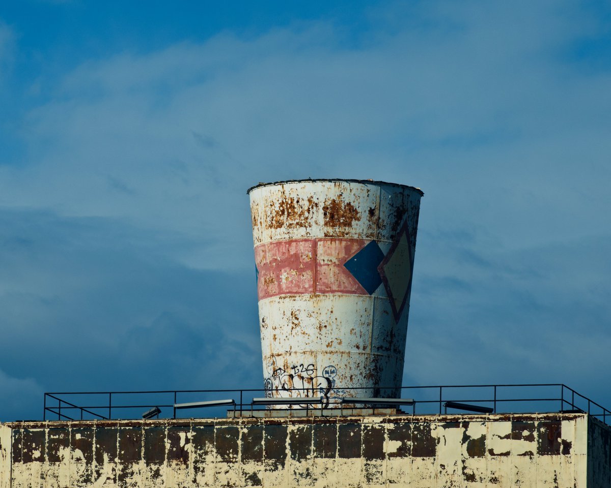 5cragstudios's tweet photo. Good day everybody! If you've ever driven through Easton, PA you might know this particular cup from a closed-down manufacturing plant.
https://t.co/WY7X5ieFg0
.
.
#photography #photooftheday #architecture #cup #dixiecup #industry #rust https://t.co/SIwAY8hxAj