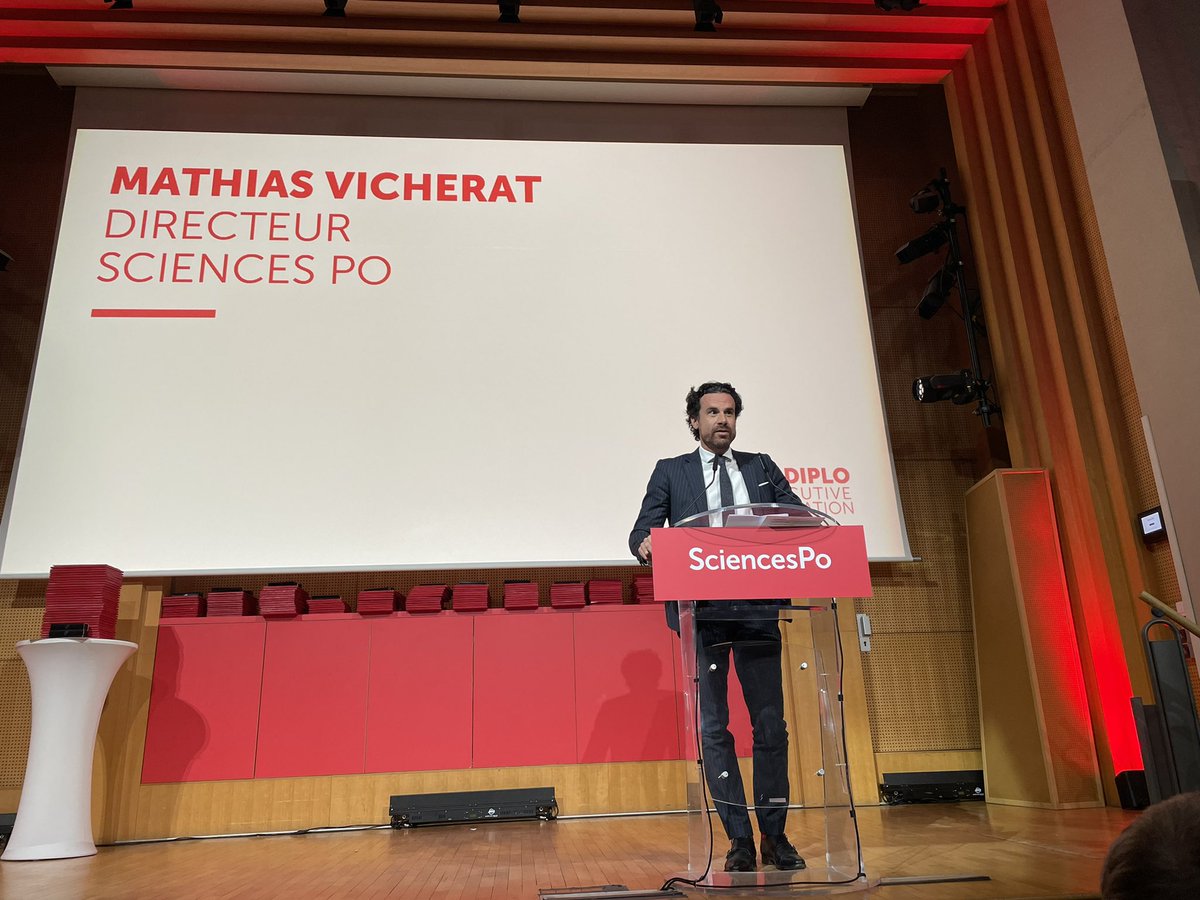 S_Ndour's tweet photo. #LaDiplo « On se lasse de tout sauf de connaître », Rostand cité par @MathiasVicherat https://t.co/uqbCUp4ytT