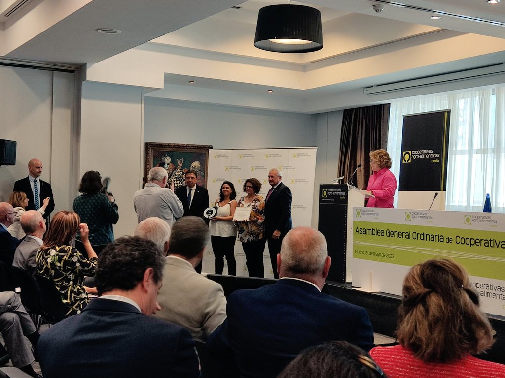 acodea_'s tweet photo. Las cooperativas @fTROPS @Covap y @ACVJSocial , colaboradoras habituales de @acodea_ , han sido premiadas hoy en las categorías de cooperativa del año, innovación e igualdad en la asamblea de @CoopsAgroES ¡Enhorabuena! https://t.co/dlTLqhooih