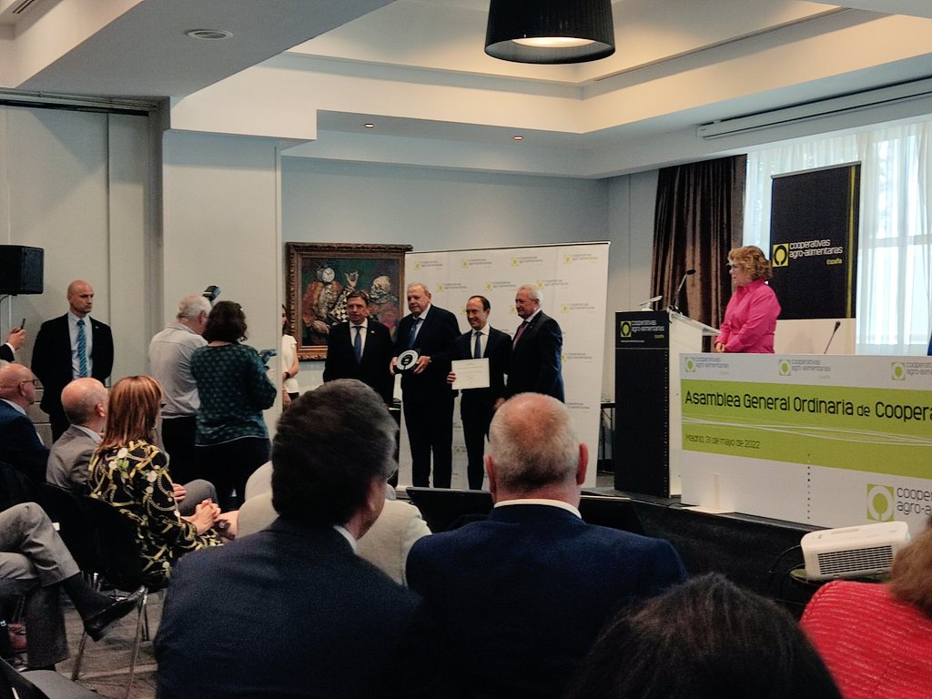 acodea_'s tweet photo. Las cooperativas @fTROPS @Covap y @ACVJSocial , colaboradoras habituales de @acodea_ , han sido premiadas hoy en las categorías de cooperativa del año, innovación e igualdad en la asamblea de @CoopsAgroES ¡Enhorabuena! https://t.co/dlTLqhooih
