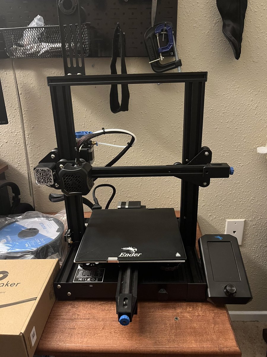 TotallyArtBro's tweet photo. Shoutout to @RoseAppleMedia for selling me one of his 3D printers a few weeks ago! I’ve finally made some progress on printing!!!! 💜💜💜 https://t.co/VUOZ3m4RhP